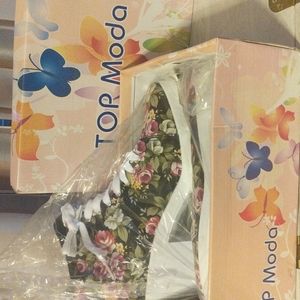 Platform Sneaker Floral Size 10